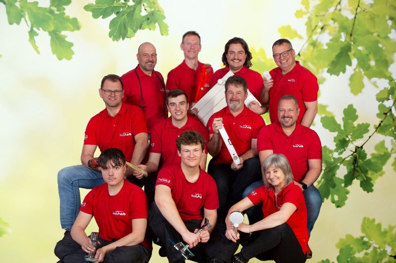Das Herb Team in roten Shirts mit Werkzeug